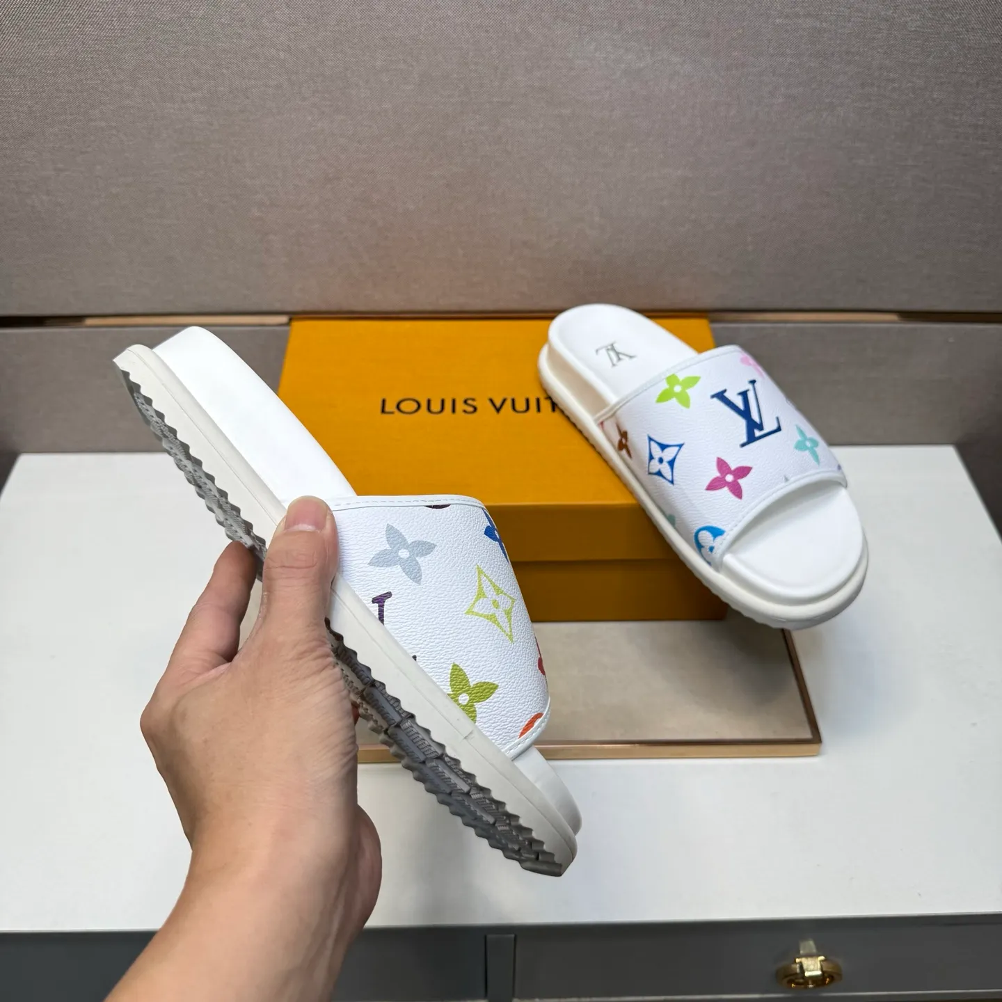 ⬛️Men's shoes 💰p320 [LV～] Men's casual slippers 2025z cabinet sales simultaneously 🔶Size: 38-44 #️⃣ 🔷2 colors🔜The upper is made of multi-material splicing➕Genuine leather lining, comfortable and breathable, sole: original comfortable and wear-resistant outsole, ⚠️Real shot📱Photographed🎬The real thing is better📢📢📢